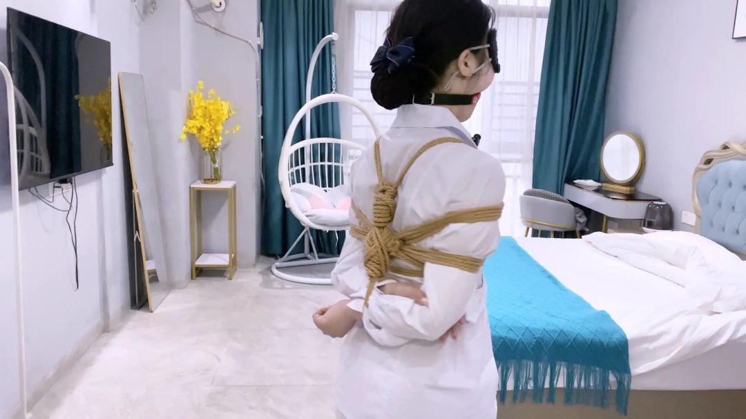 【嗷大喵】- 客户定拍-护士服+日式紧缚+胸缚+口球+高抬腿走路+带足钉走路+垫脚强制弓腰+强制抬头+电击+垫脚站立+流口水+强制M开腿+tk挠脚心等等
