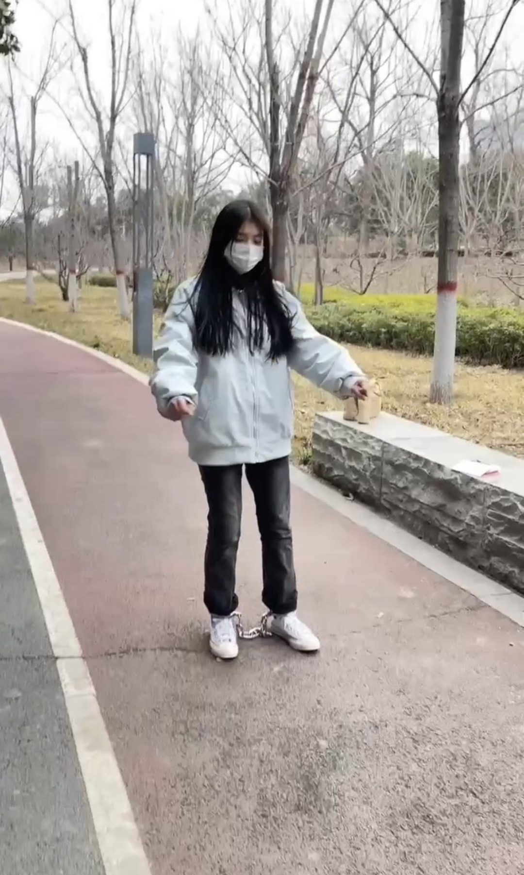 18岁女高初次户外戴脚镣，长时间走路玩耍