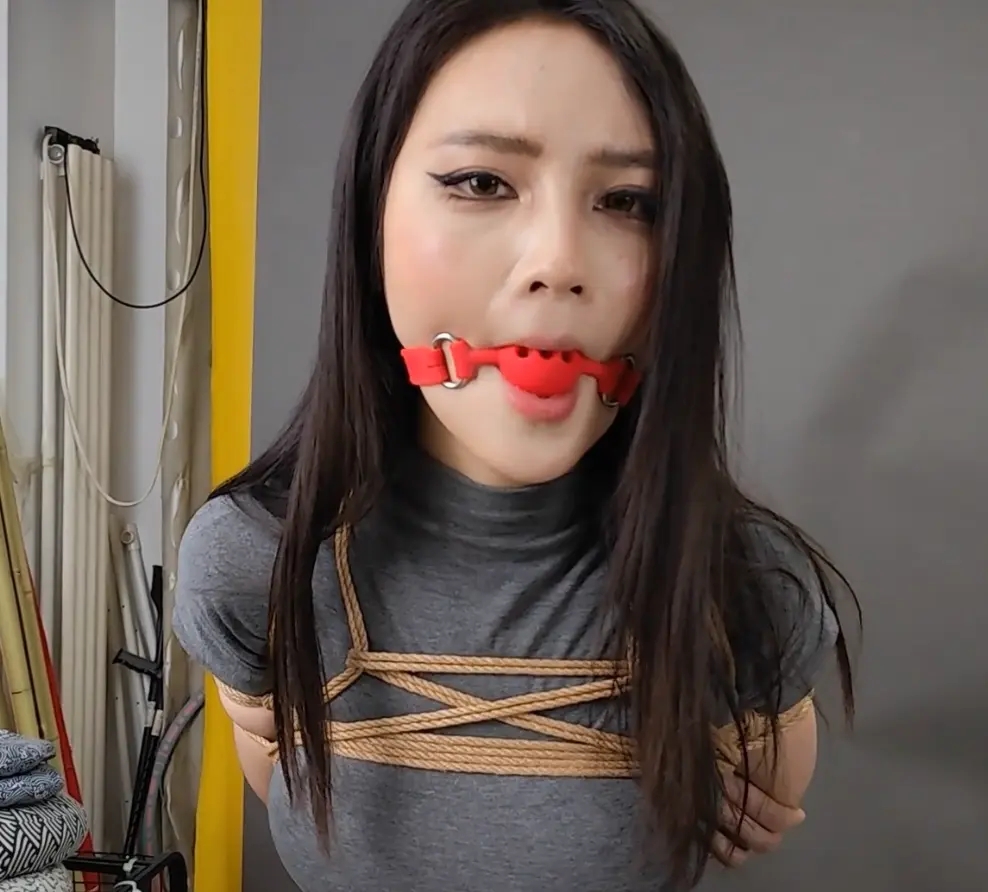 随心原创 新模王雨萌试镜 笔直的大长腿 强行戴上口球流口水