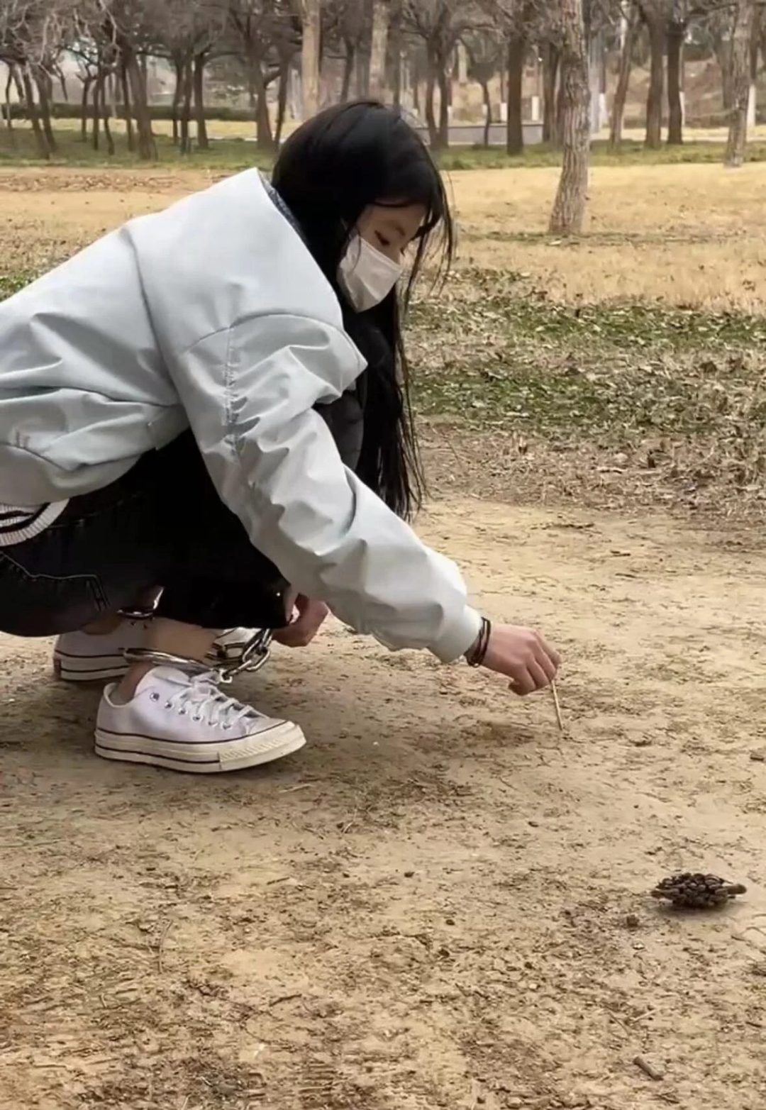 18岁女高初次户外戴脚镣，长时间走路玩耍