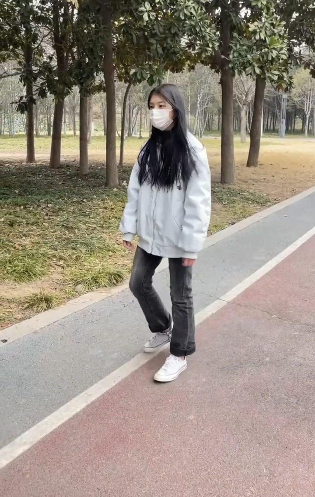 18岁女高初次户外戴脚镣，长时间走路玩耍