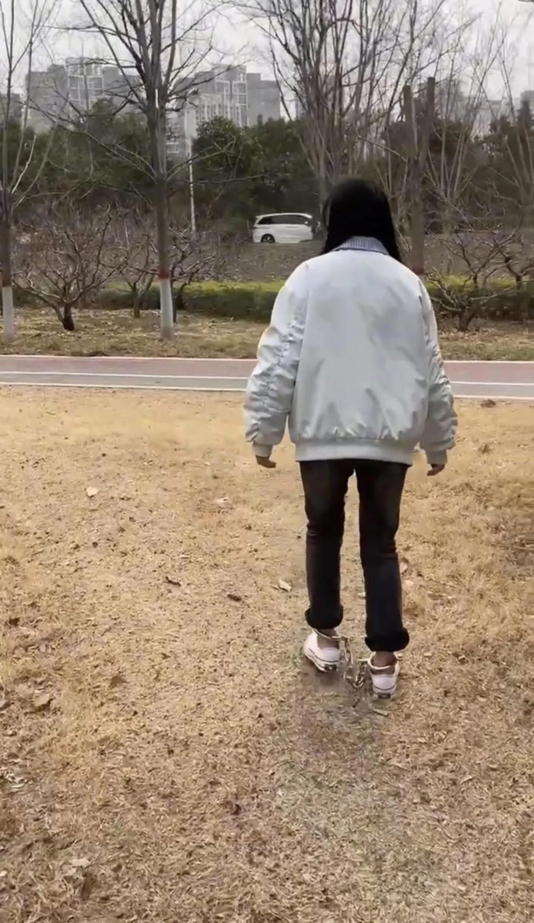 18岁女高初次户外戴脚镣，长时间走路玩耍