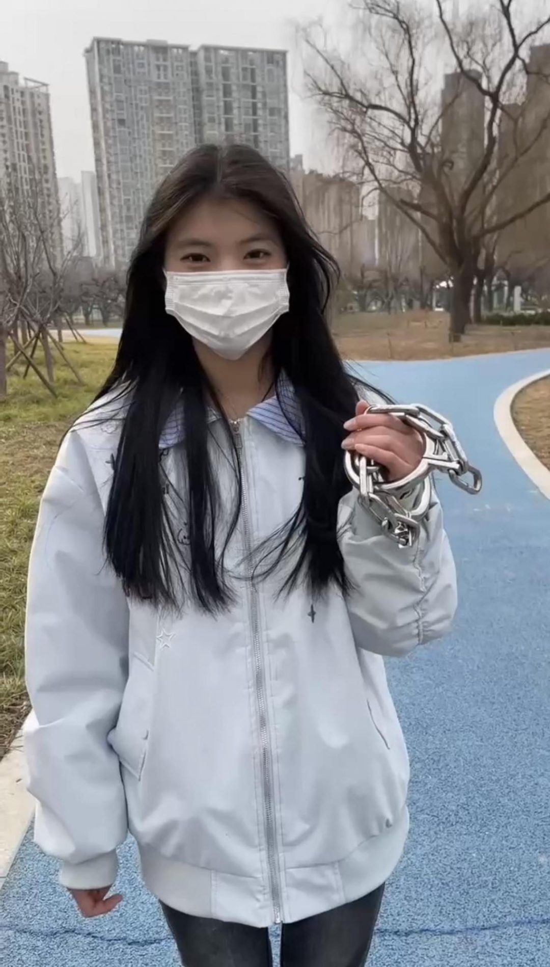 18岁女高初次户外戴脚镣，长时间走路玩耍
