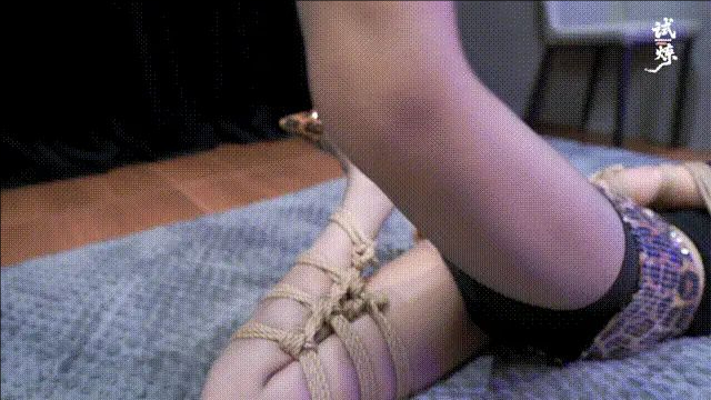【试炼工作室】- 性感少妇（诺米）直臂折腿躺吊+TK+封嘴蒙眼+郊狼（她也太怕痒了）