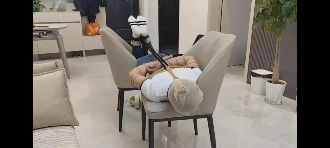 捆绑装袋，丝袜套头