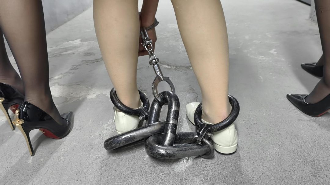 【忘忧社工作室】一名大学生为了完善论文来到监狱体验，一开始她拒不招认，被吊起来，鞭打，带各种重脚镣折磨