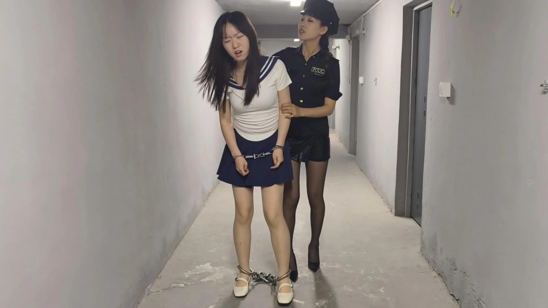 【忘忧社工作室】一名大学生为了完善论文来到监狱体验，一开始她拒不招认，被吊起来，鞭打，带各种重脚镣折磨