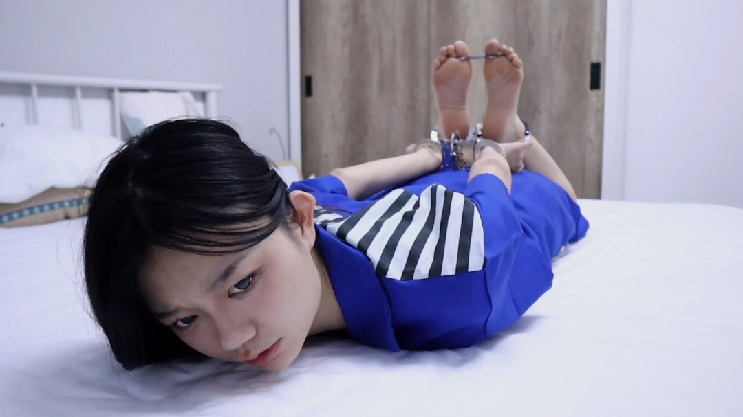 趾间艺束工作室 玉瑶介绍女子特殊监狱的各种镣铐刑罚并亲身示范 手铐脚铐脚趾铐 超级真实