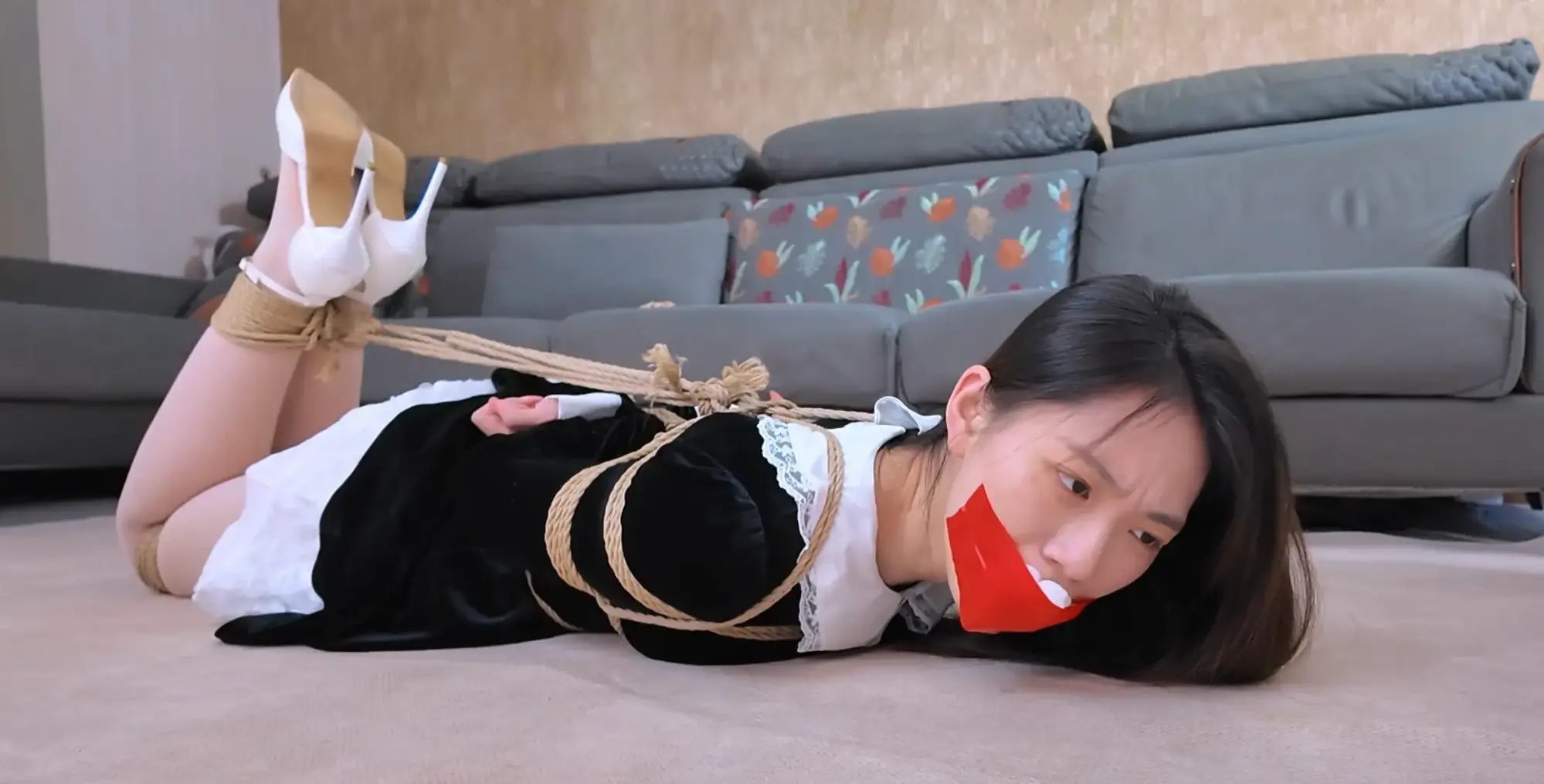 富家千金学姐在家自缚，惨遭捆绑