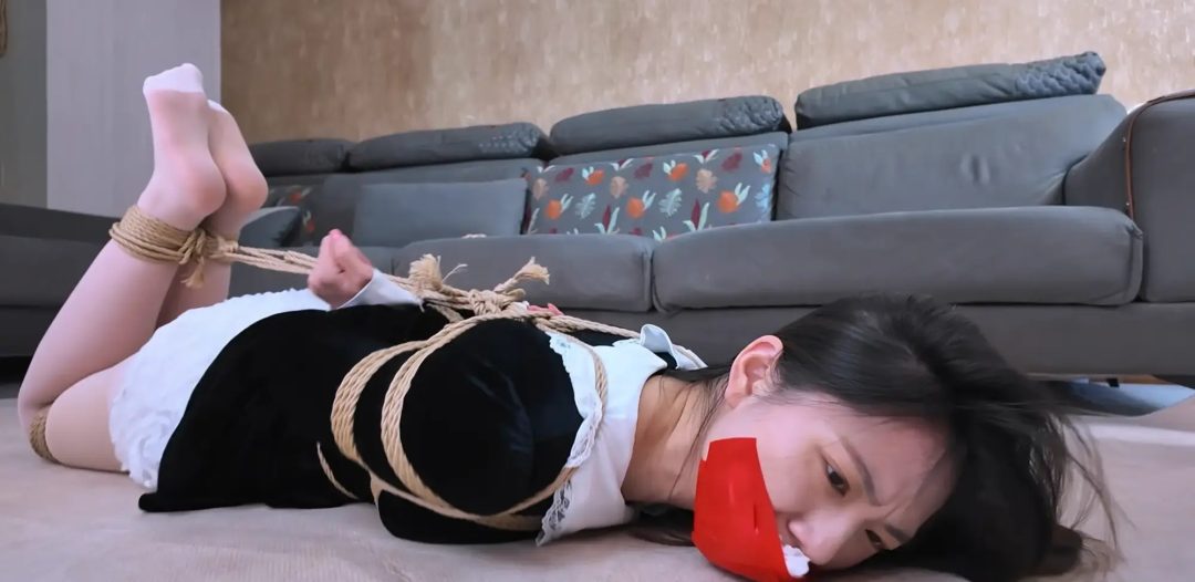 富家千金学姐在家自缚，惨遭捆绑