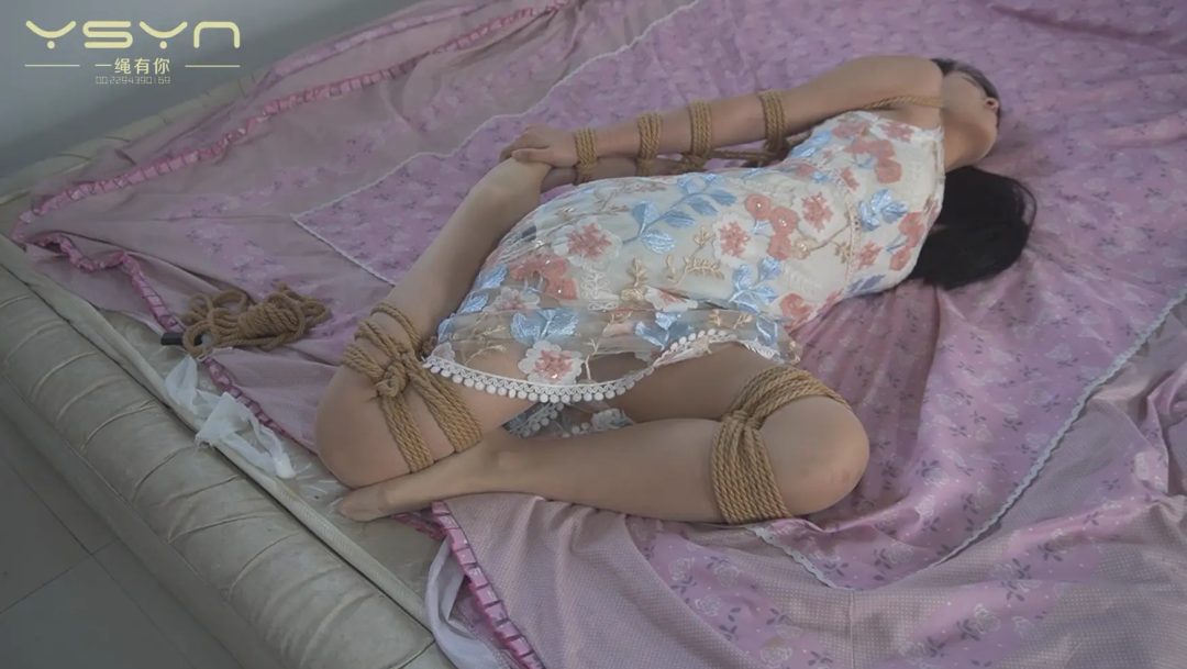【一室惊魂】熟睡中的丝袜大美女婷婷被歹徒威逼摆弄各式捆绑挠痒