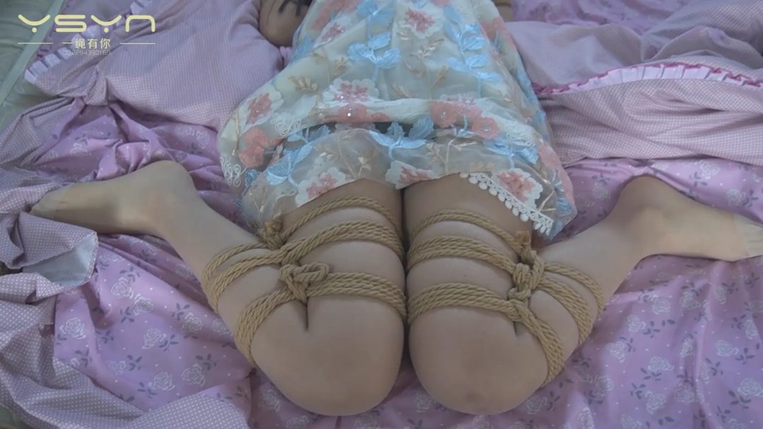 【一室惊魂】熟睡中的丝袜大美女婷婷被歹徒威逼摆弄各式捆绑挠痒
