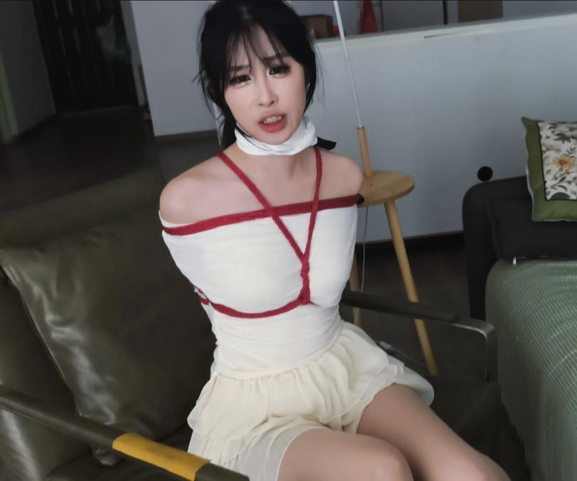 【禾一原创】（私人订制）《入室虐缚》直臂紧缚 原味堵嘴 清纯甜妹下班累的在沙发上睡着 殊不知隔壁弟弟早就在卧室潜伏