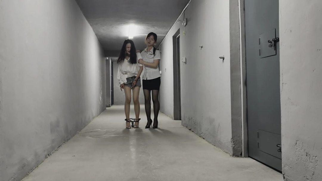 【忘忧社工作室】探店达人体验纪实~工作室监狱主题体验馆首次接到真正的探店体验达人体验并参加拍摄，潇潇是一位网红探店达人，从网上得知石城市有个监狱体验馆，于是预约来探店体验并签下协议，她要求要以真正的犯
