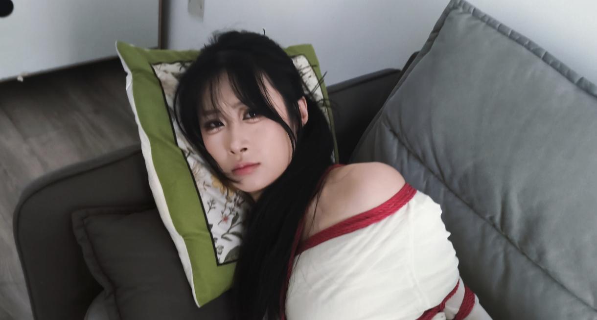 【禾一原创】（私人订制）《入室虐缚》直臂紧缚 原味堵嘴 清纯甜妹下班累的在沙发上睡着 殊不知隔壁弟弟早就在卧室潜伏