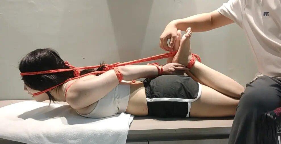 《少女遇难记》-入室捆绑剧情+丝袜口罩封嘴+欧式直臂+驷马拉紧+挠脚心+舔足+保鲜膜全包+双脚TK+八字开腿+抚摸+皮革拘束等等