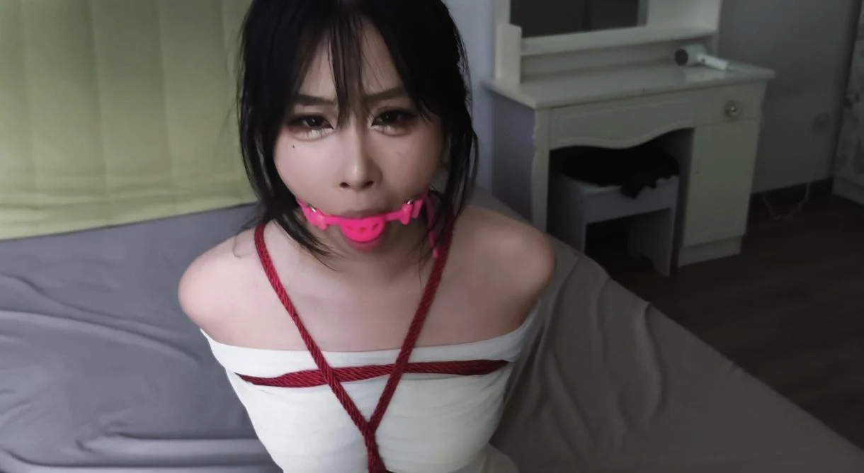 【禾一原创】（私人订制）《入室虐缚》直臂紧缚 原味堵嘴 清纯甜妹下班累的在沙发上睡着 殊不知隔壁弟弟早就在卧室潜伏