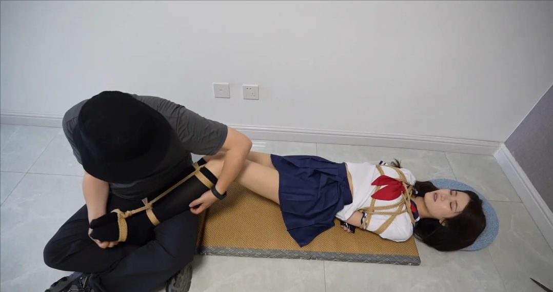 【灰太狼的羊】高木同学调教日记：高木同学被歹匪绑架并调教，各种玩法齐上阵，最后软瘫在地，连连认主！【后手缚＋K9＋悬空吊缚＋TK＋郊狼＋镣铐＋口球＋驷马＋股绳】