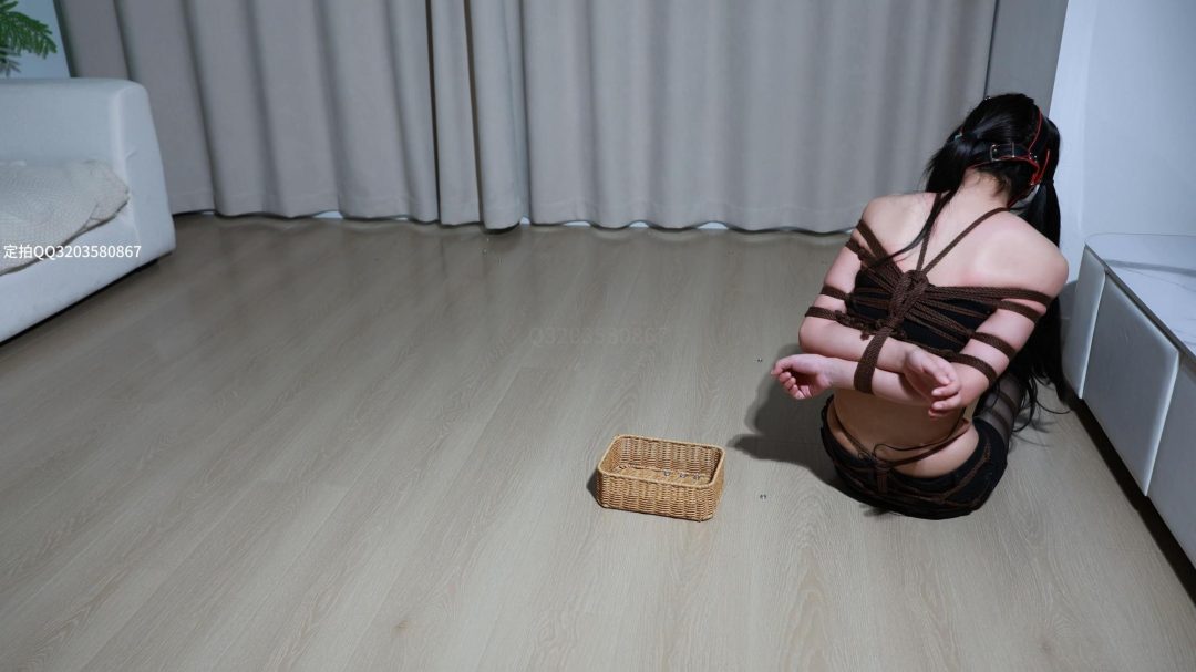 定拍霜喵多绳蒙眼捡纽扣脱缚挑战上 萝莉穿御姐风也很好看，黑丝细绳加上郊狼每分钟都