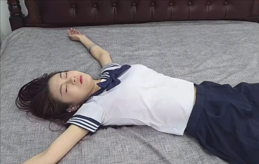 被尾随的女学生