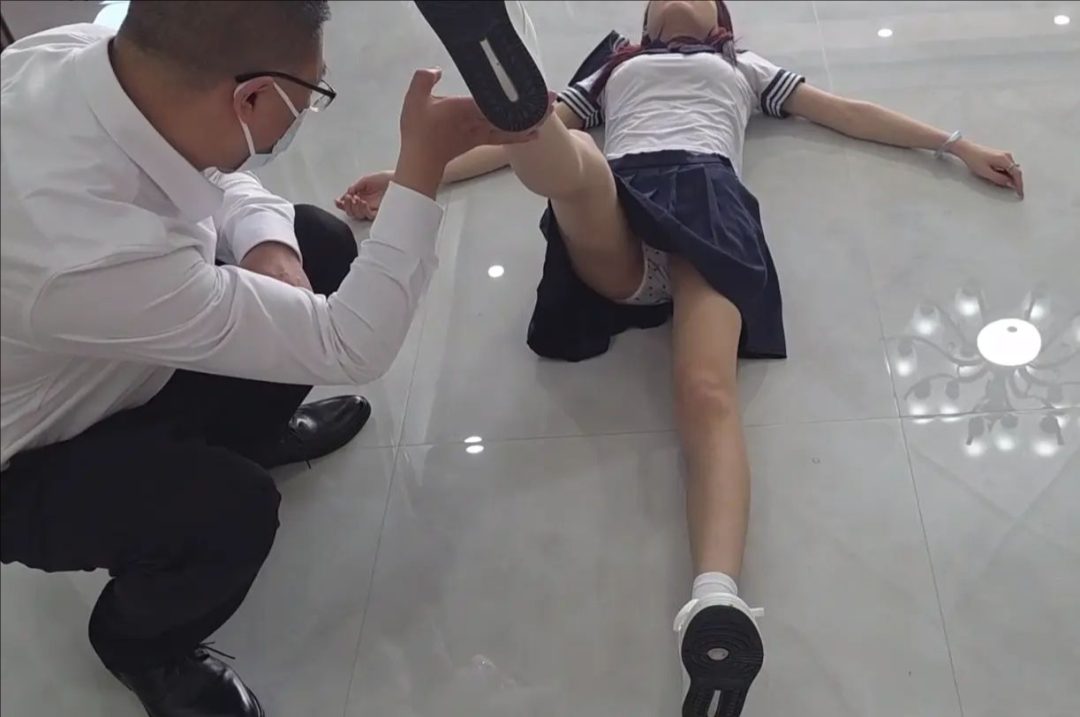 被尾随的女学生