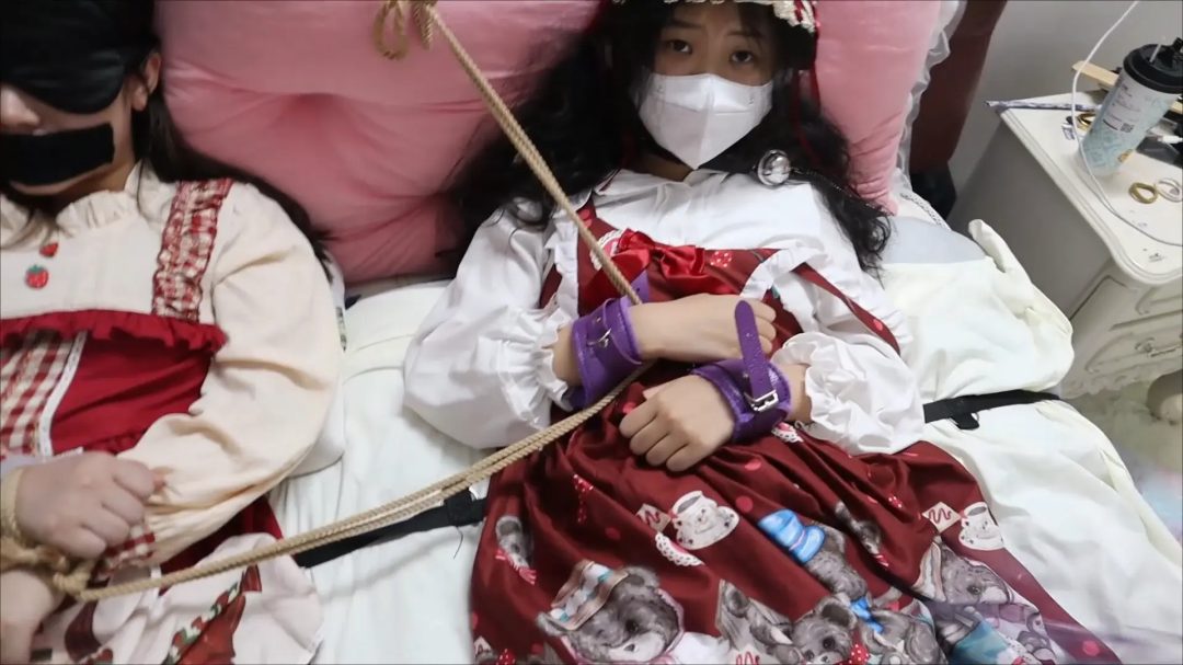 荷仙线下真实多奴同时调教1，洛丽塔白丝纯女M越被虐越爽的女奴，丰满漂亮与高挑俏皮的极品，语言羞辱震动着狂虐鞭打边爽抖动边报数喊谢谢主人