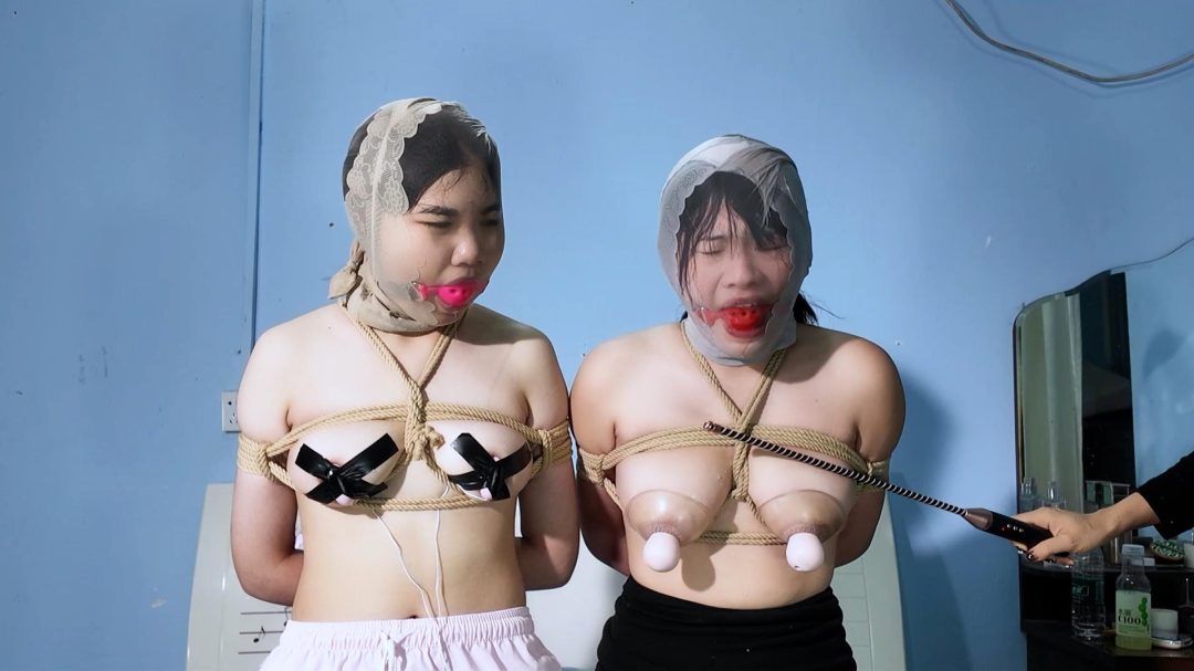 【樱束原创】《医生护士遭报复》女同医生正享受护士的伺候这时居然闯入前来报复的病人家属...将她两捆绑起来狠狠抽打电击/挠痒折磨泄愤报复！让她们舌吻口水拉丝！将两人强迫带上口球头上套上丝袜团缚捆绑.