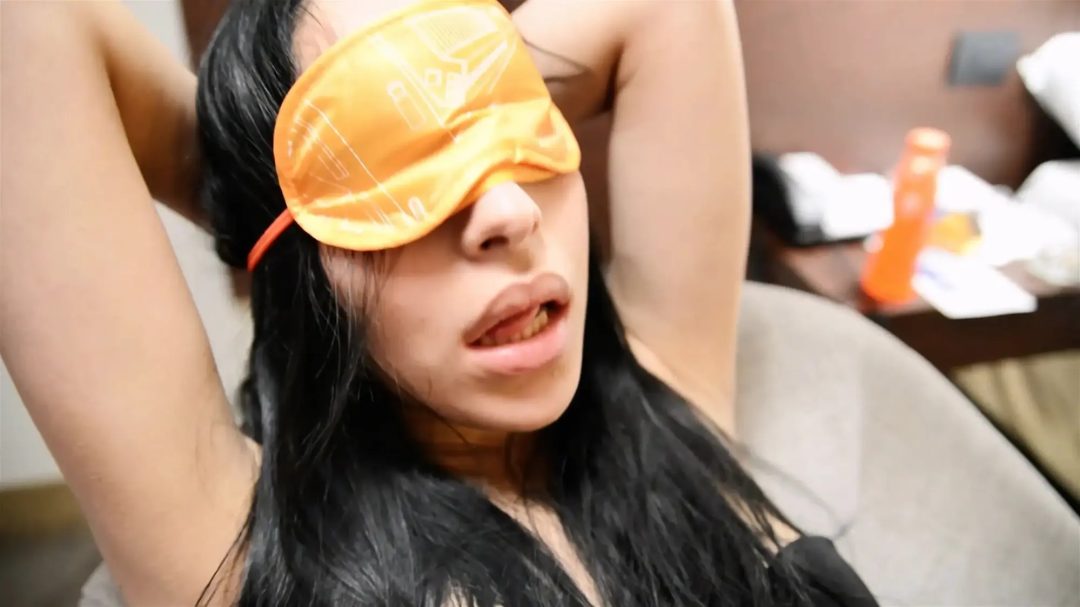 国人在南美当地捆绑印第安裔带劲儿精神小妹--超性感嘴唇、超软脚脚