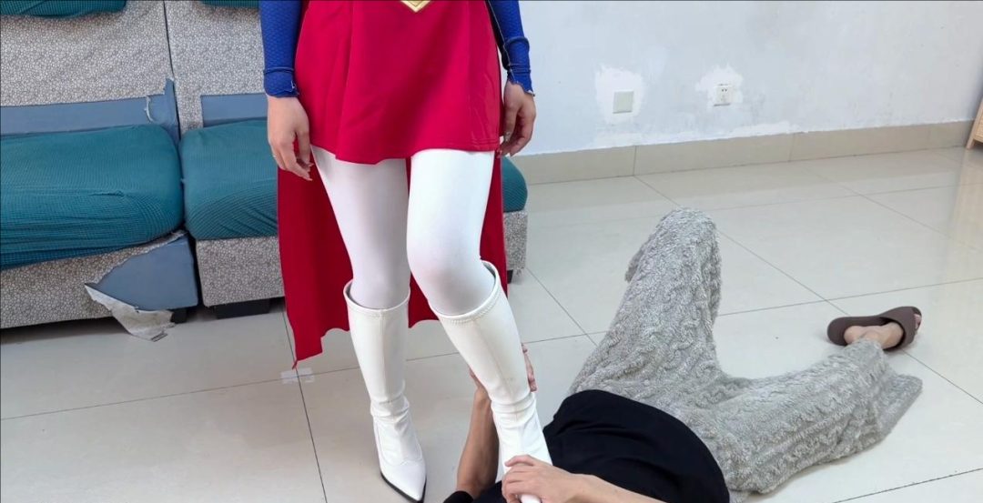 《星焰女超人》持续打斗败于下风 被歹徒抓住机会暴揍脱下靴子并且要脱掉她的白丝 女超人反抗穿回靴子 无奈靴子被下药 女超人只能任人摆布