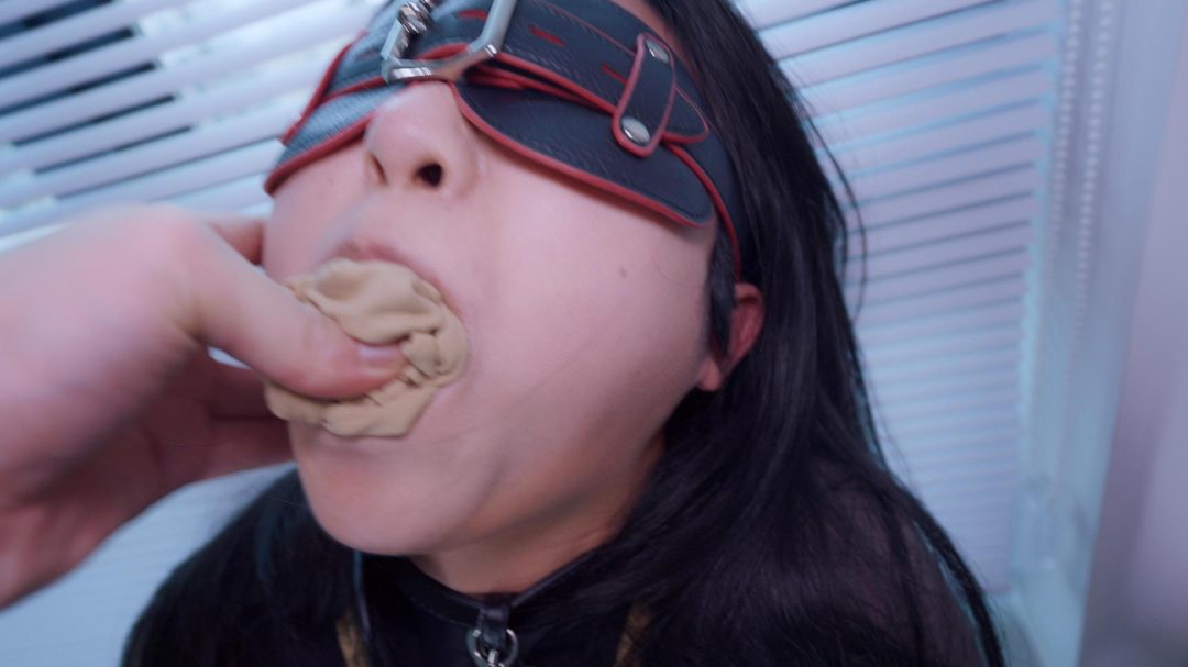 【丝米定拍】《不要和陌生人说话Ⅱ》主播小A被榜一大哥约线下，绑起来，按在沙发上撅起屁股，随后牵进房间，居然还想跑，开腿固定在椅子上