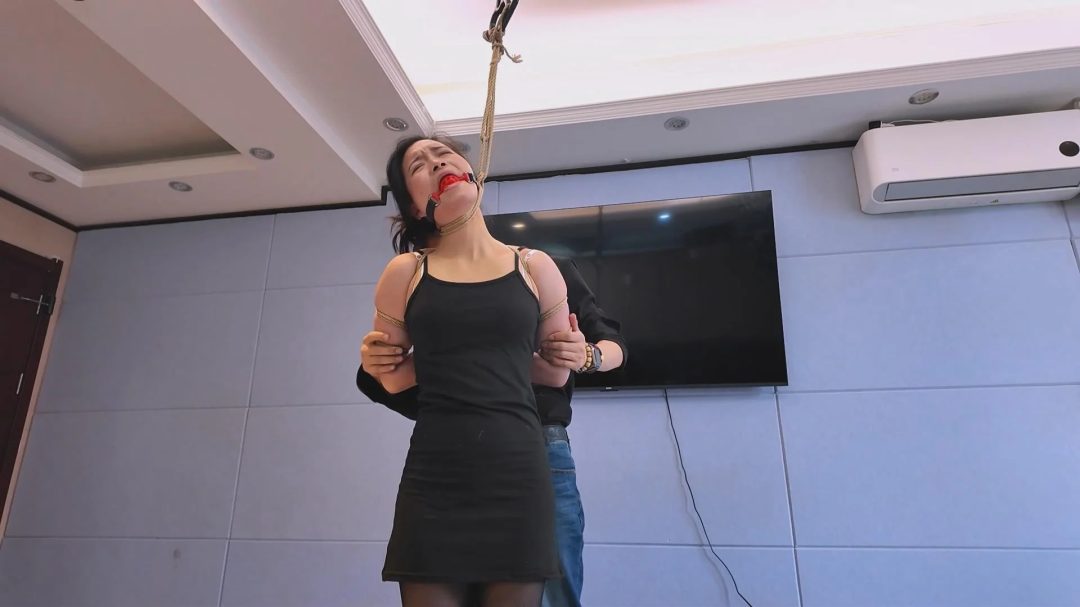 绳屋藏娇 定拍：洛洛黑丝吊脖子