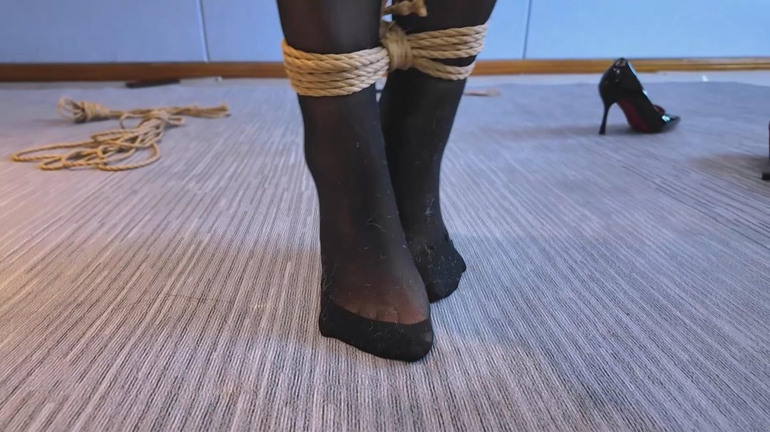 绳屋藏娇 定拍：洛洛黑丝吊脖子