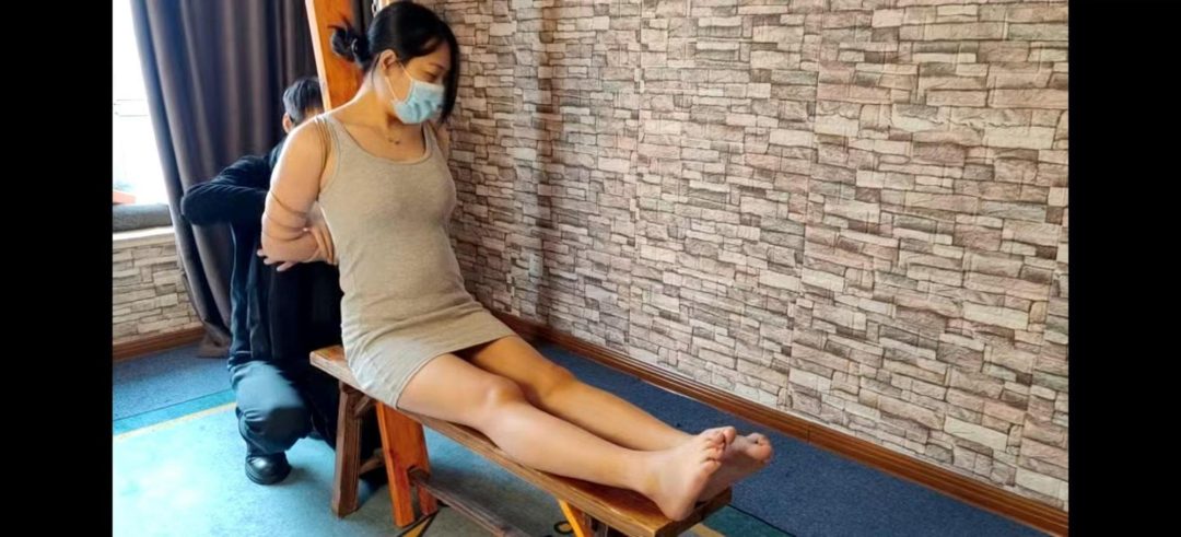 杨茜老虎凳虐足