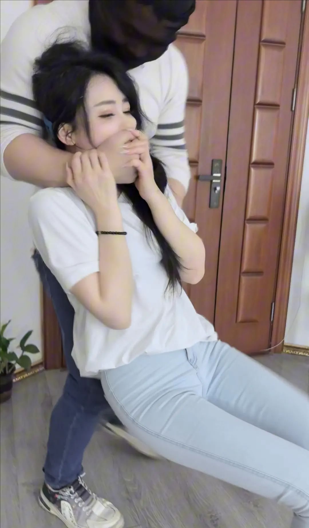 栖月 《女OL的麻袋全包之旅》迷晕OL捆绑装入麻袋，逃跑失败再次再棉被全包