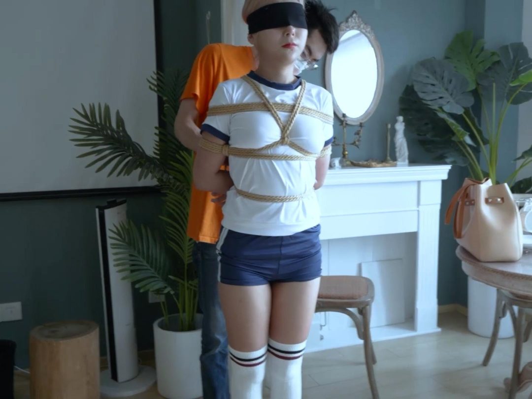 【红鲤鱼公映】小發早期白丝体操服+白丝女仆装紧缚