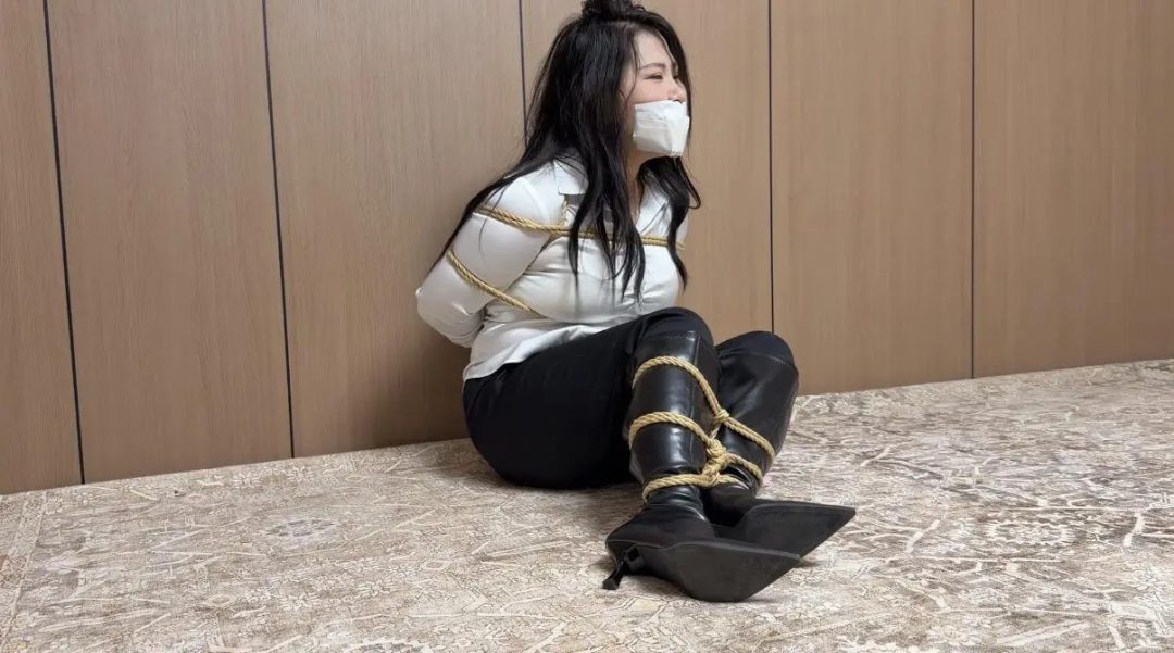 小九脱缚-胶带封嘴、丝袜套头