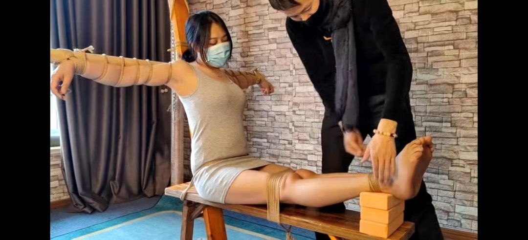 杨茜老虎凳虐足