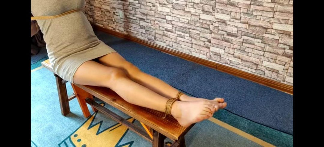 杨茜老虎凳虐足