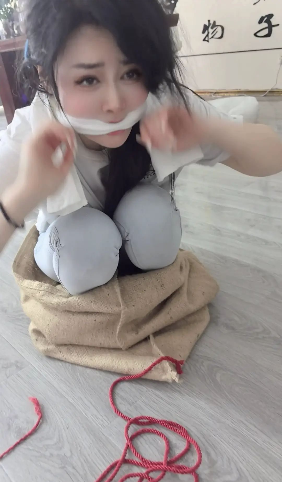 栖月 《女OL的麻袋全包之旅》迷晕OL捆绑装入麻袋，逃跑失败再次再棉被全包