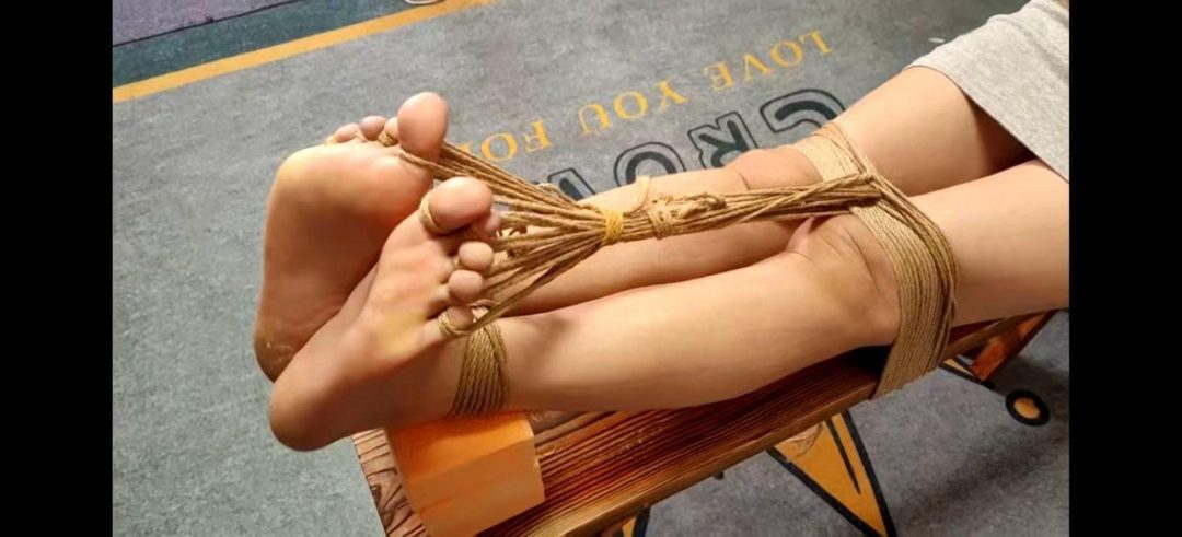 杨茜老虎凳虐足 杨茜老虎凳虐足