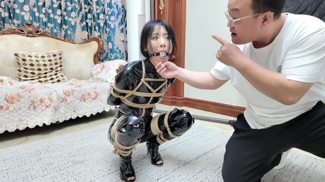 枫叶工作室原创定制剧情片—《菜鸟特工》第一集 特工柠琪任务失败被单腿吊缚拷问 驷马捆绑惨遭凌辱后脱缚逃生 上门报仇反被擒拿 被五花大绑接受狗奴训练