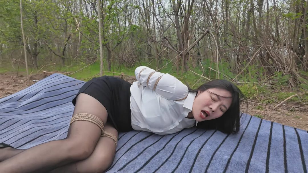 【初心+李然+户外】野外逃亡 制服OL李然野外遭劫（逃亡失败+沦为展品+多人戏弄）