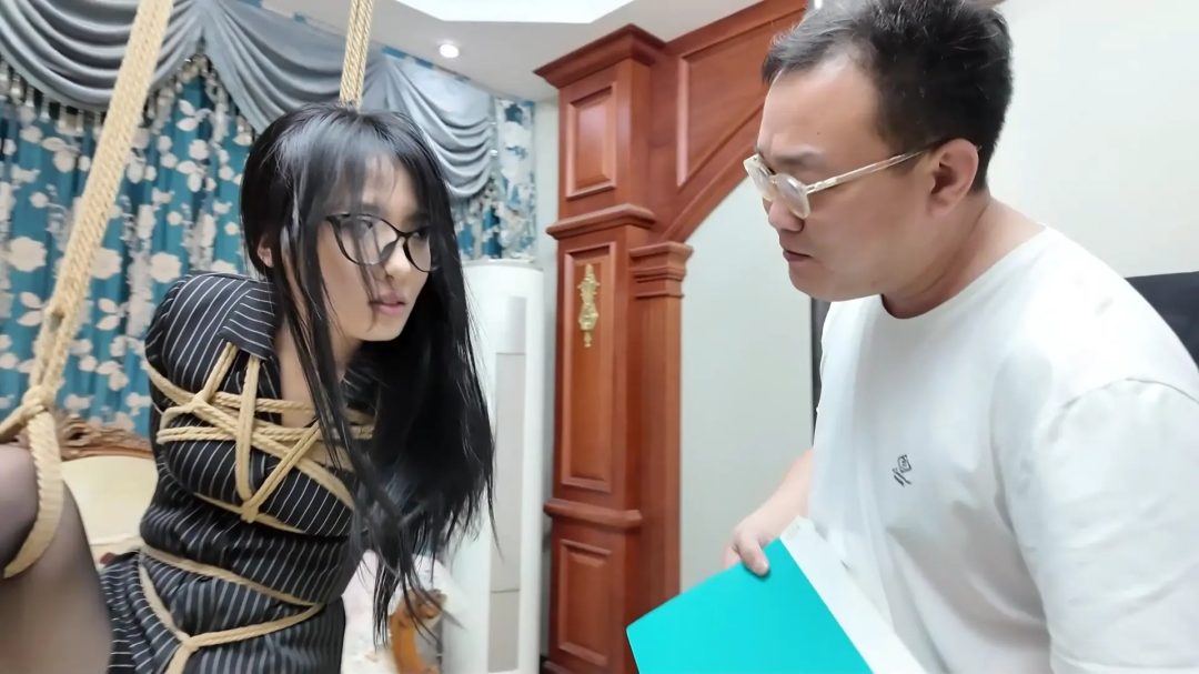 枫叶工作室原创定制剧情片—《菜鸟特工》第一集 特工柠琪任务失败被单腿吊缚拷问 驷马捆绑惨遭凌辱后脱缚逃生 上门报仇反被擒拿 被五花大绑接受狗奴训练