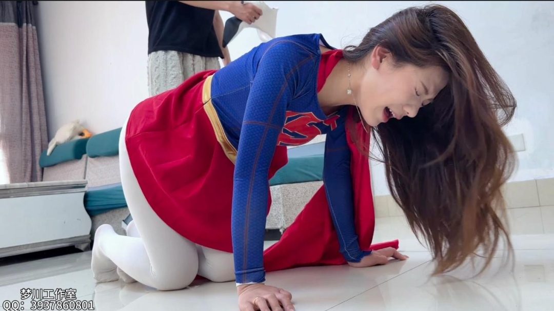 《星焰女超人》脱丝袜羞辱 歹徒站上风 女超人无尽折磨 狗爬抽屁股 拖在地上挠脚摸腿