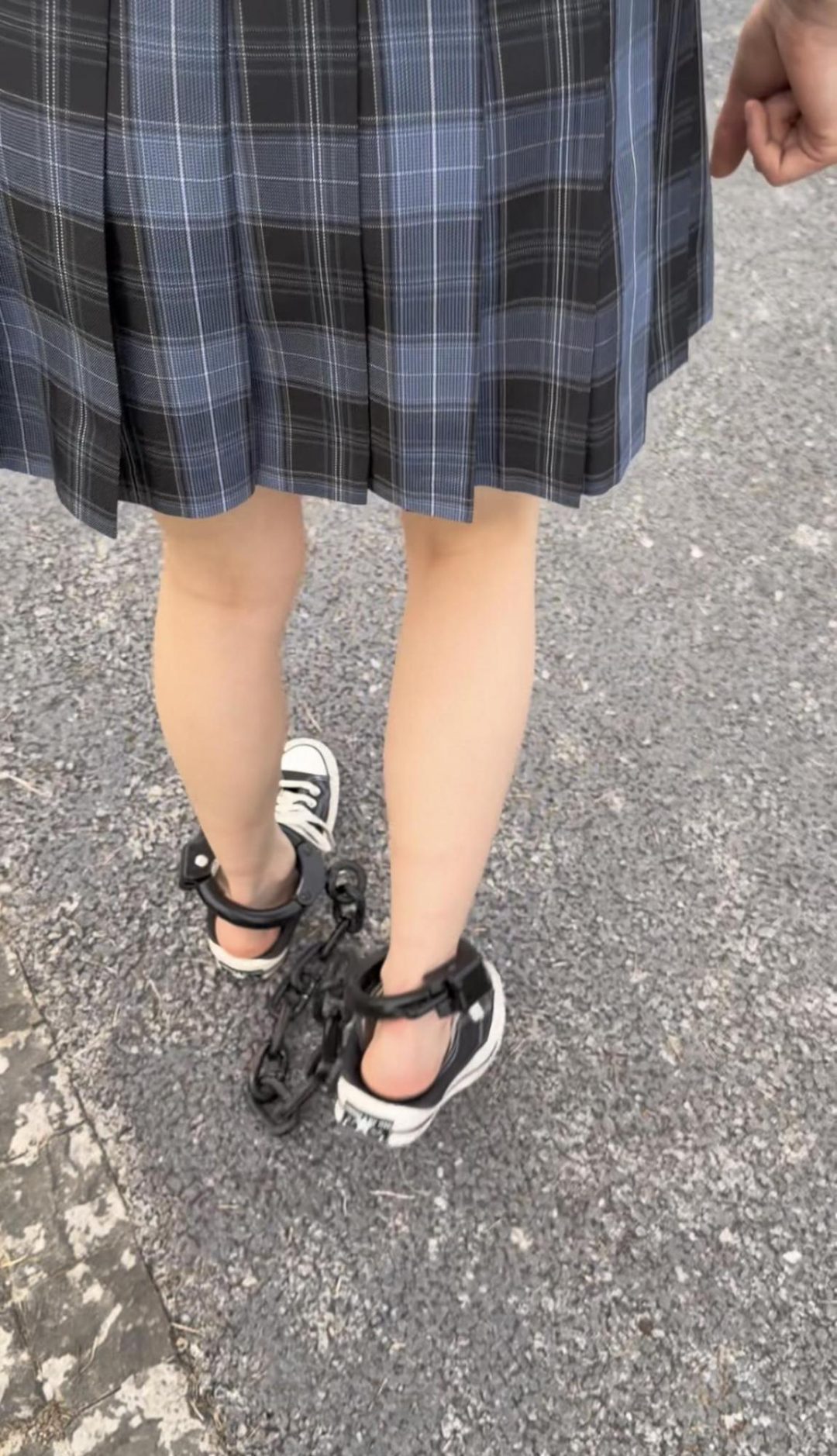 女研究生的镣铐日常-戴脚镣外出的意外-打不开的脚镣