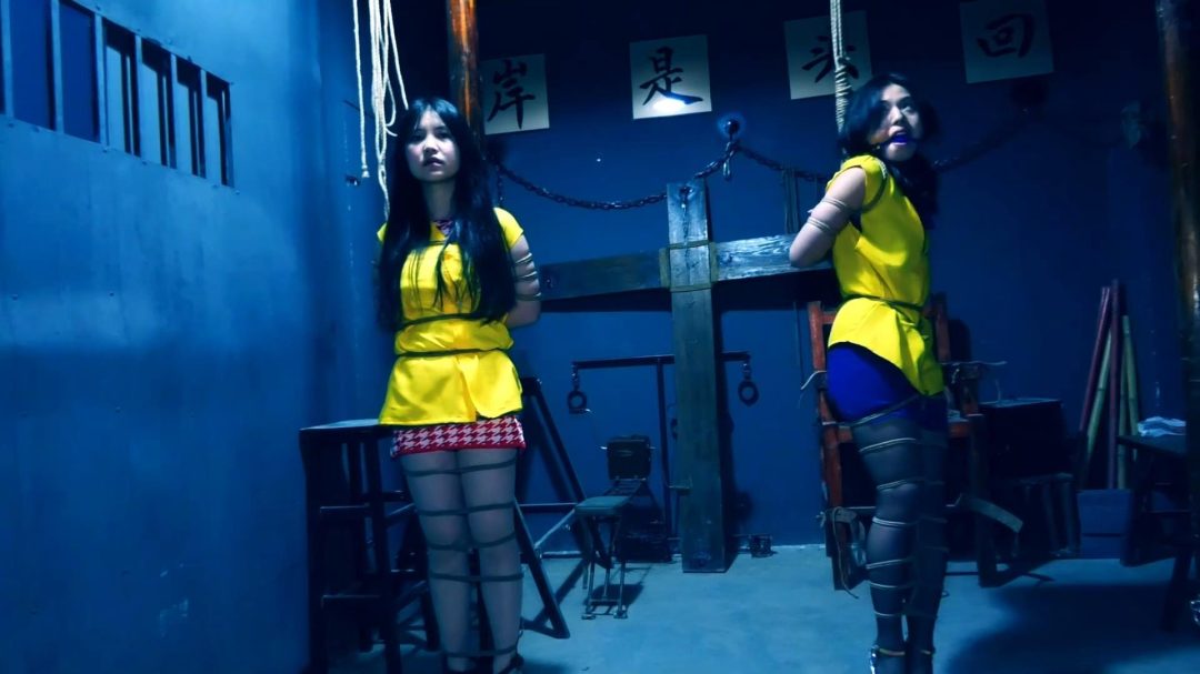 定拍转公映《凋零的花季 二 》中集 押解女犯去指认现场 俩女犯被判死刑砸死镣