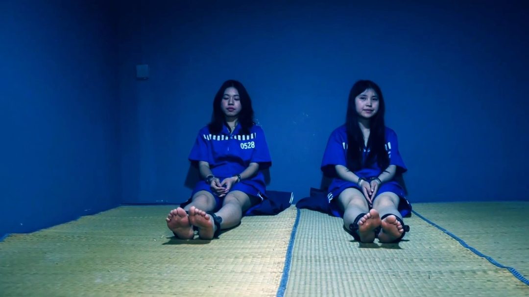 定拍转公映《凋零的花季 二 》中集 押解女犯去指认现场 俩女犯被判死刑砸死镣
