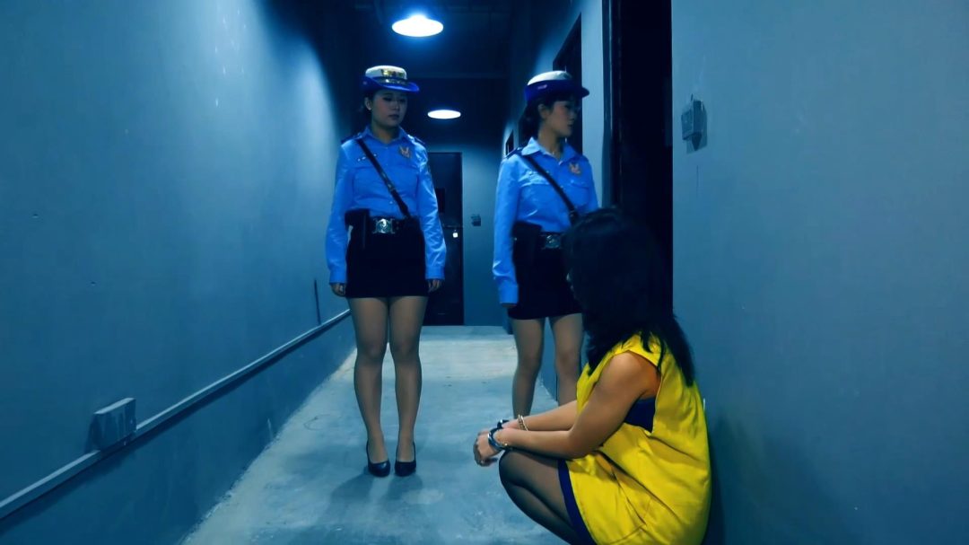 定拍转公映《凋零的花季 二 》中集 押解女犯去指认现场 俩女犯被判死刑砸死镣