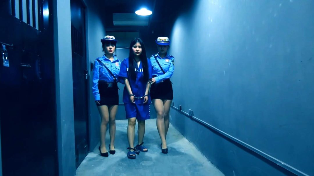 定拍转公映《凋零的花季 二 》中集 押解女犯去指认现场 俩女犯被判死刑砸死镣