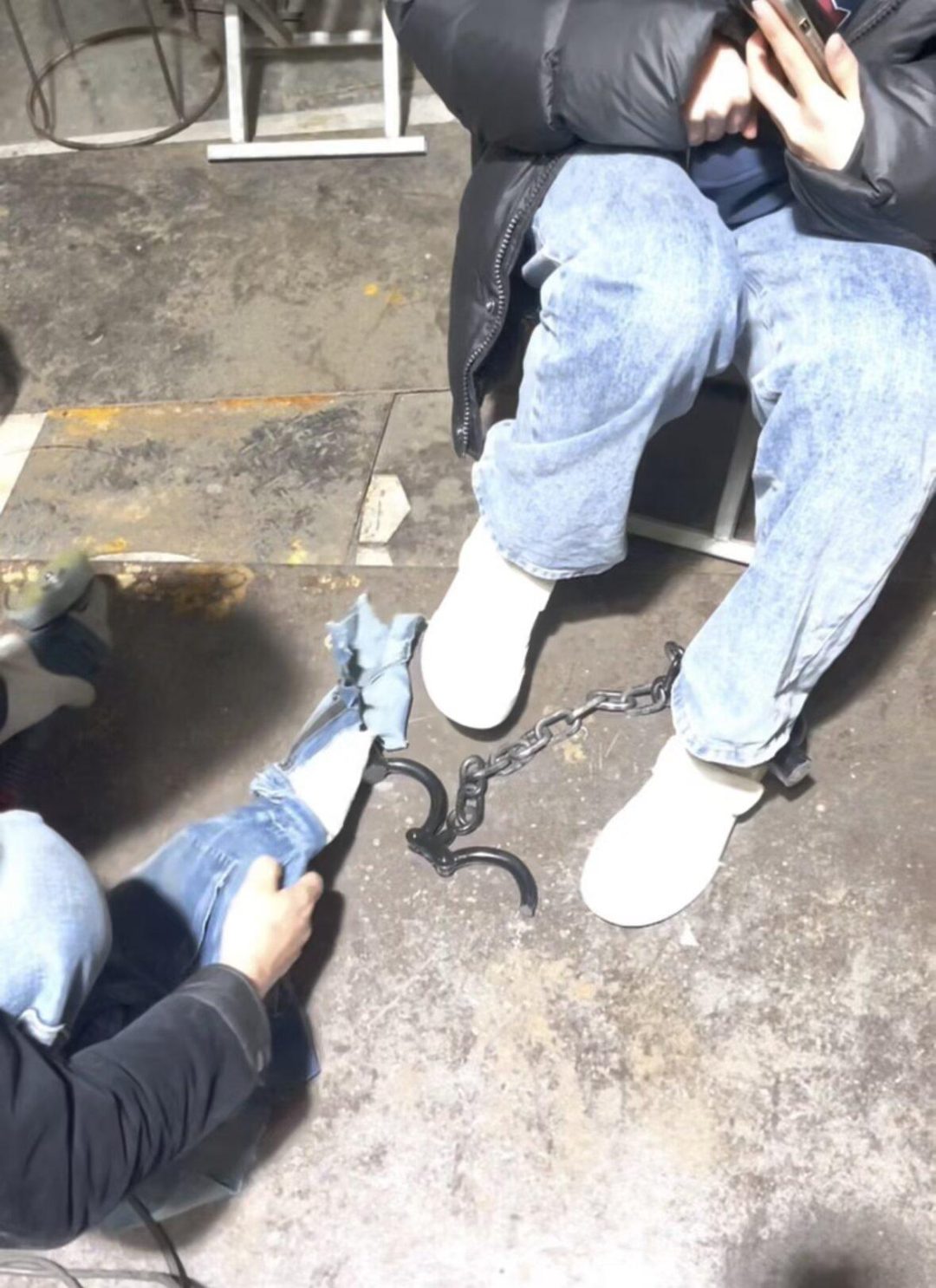 18岁女高焊死脚镣-电焊死镣的两天体验（上）